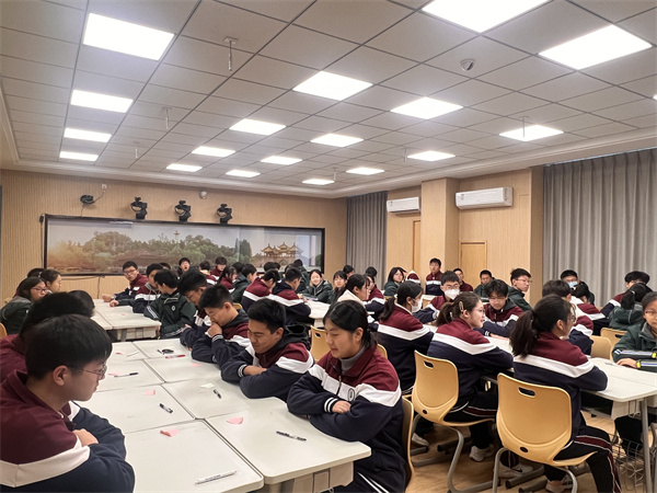 学生认真听课.jpg 学生认真听课.jpg