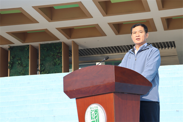 凤栖湖校区校长朱云峰致开幕词.jpg 凤栖湖校区校长朱云峰致开幕词.jpg