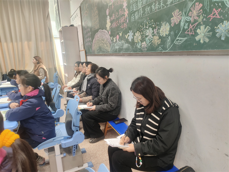 图7 老师们认真听课、做记录.jpg