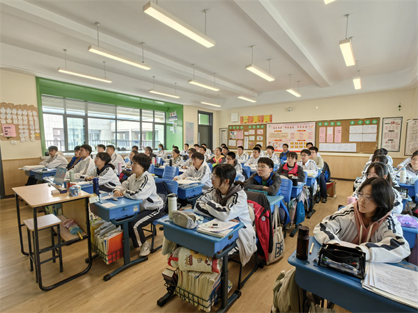 同学们认真听讲1.jpg 同学们认真听讲1.jpg