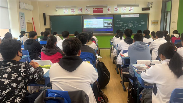 同学们认真听讲3.jpg 同学们认真听讲3.jpg