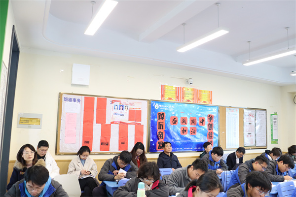 副校长朱云峰、程志华深入课堂听课.jpg