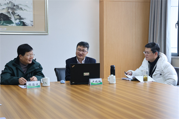 华东师范大学陈昌文、卢晓旭教授带领地理、体育组评课.jpg