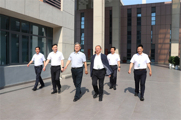 树人学校党委书记、校长唐炜陪同殷局长视察慰问.jpg