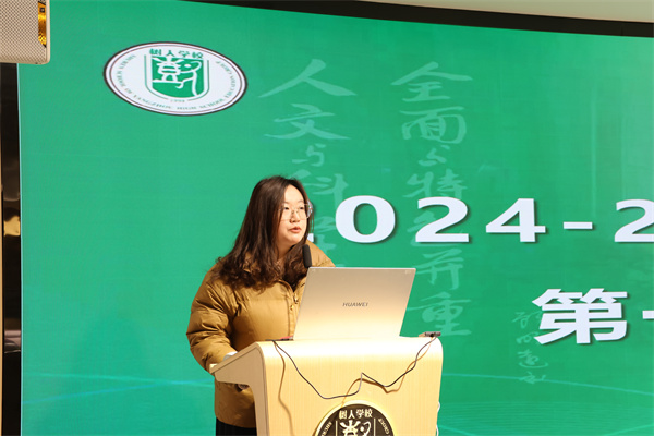 教科室主任孙婷主持教研.jpg