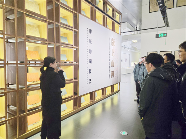 参观展馆1.jpg