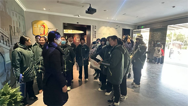 图片三:工作人员讲解.jpg 图片三:工作人员讲解.jpg