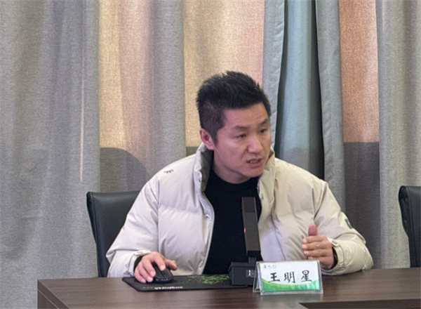 年级副主任王明星分析期末成绩.png