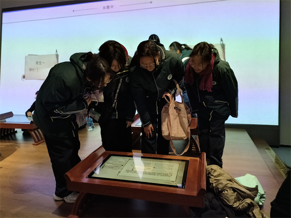 参观博物馆1.jpg 参观博物馆1.jpg