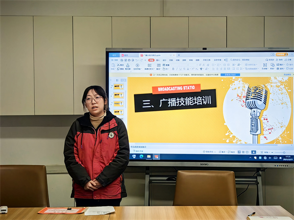 姜奕言培训广播技能.jpg 姜奕言培训广播技能.jpg