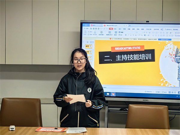 王怡涵培训主持技能.jpg 王怡涵培训主持技能.jpg