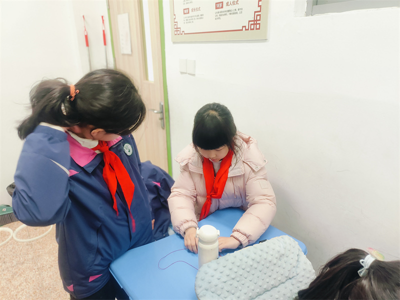 图2 六年级的哥哥姐姐门走进二年级课堂，教弟弟妹妹们编织手链3.jpg