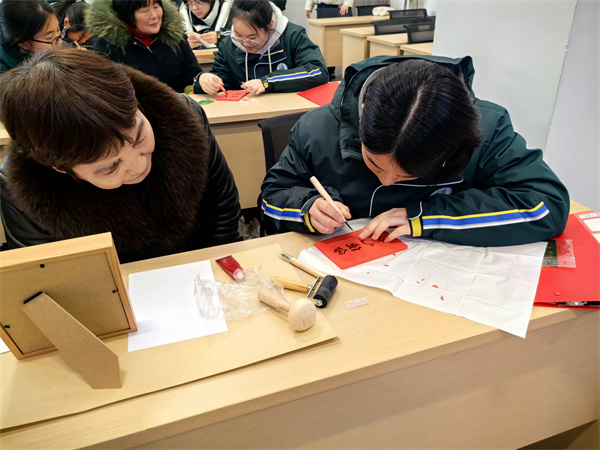 制作“学雷锋”主题拓印2.jpg