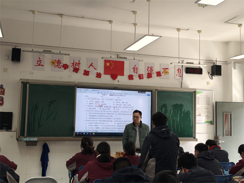陆云老师上课.jpg