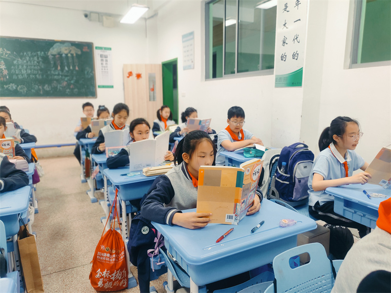 图3 学生认真朗读课文1.jpg