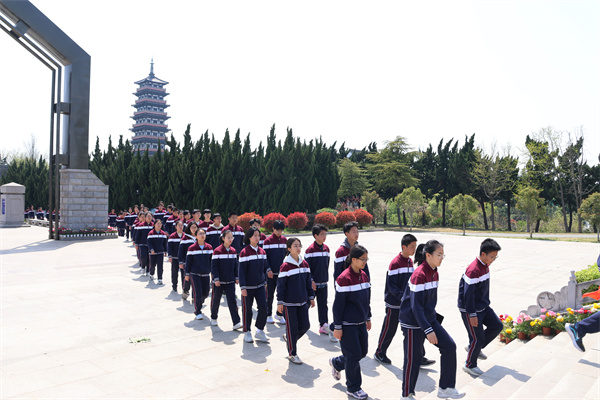 缓步走向烈士陵园2.jpg
