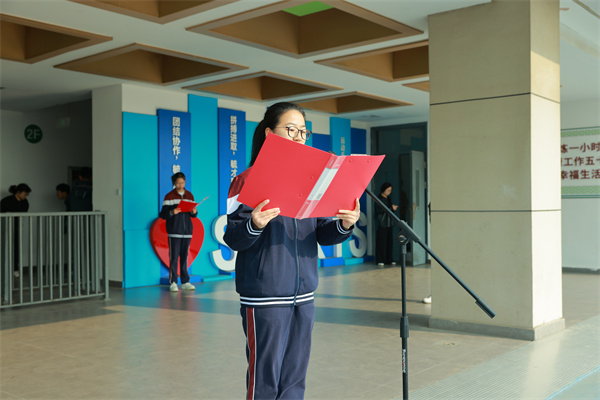 孟雨桐同学演讲.jpg