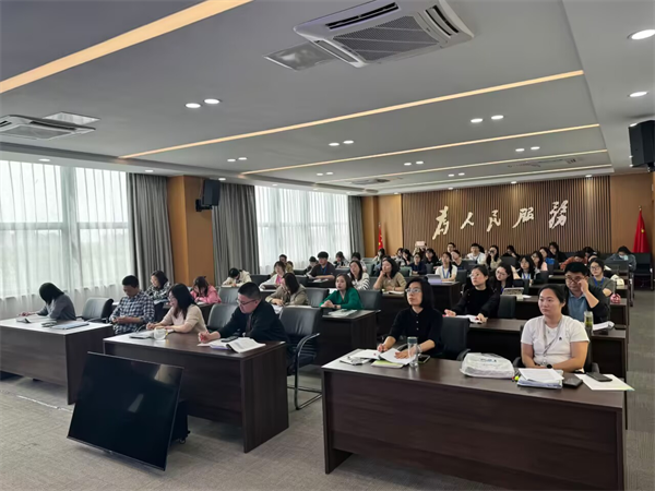 英语全体教研照片.png
