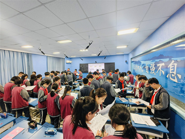 袁晓莉老师课堂学生讨论.jpg