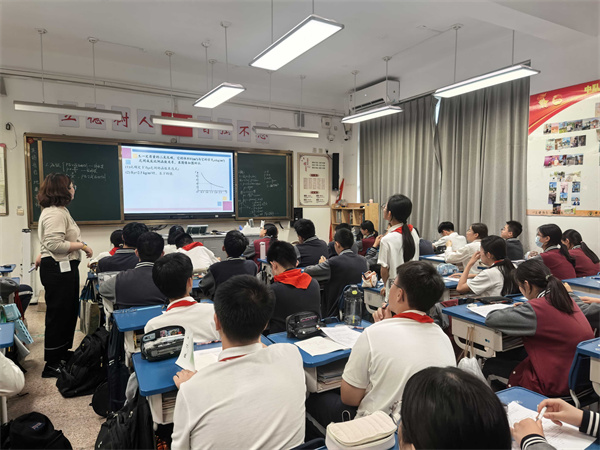 老师与学生互动.jpg