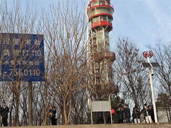 学生在灯塔前驻足留念.jpg