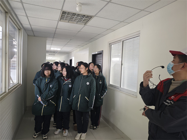 参观生活用纸生产车间2.jpg