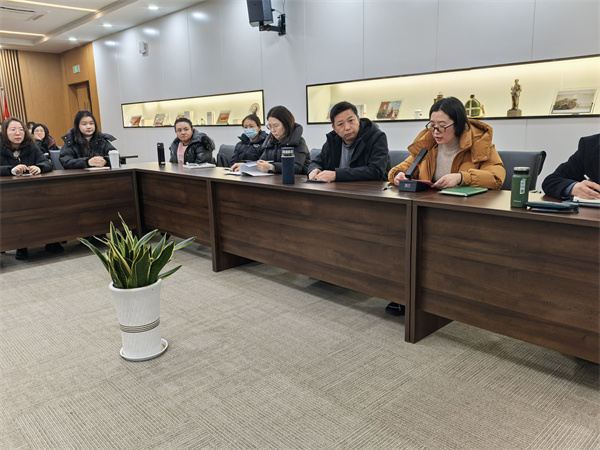 高一年级组长叶新红主持会议.jpg