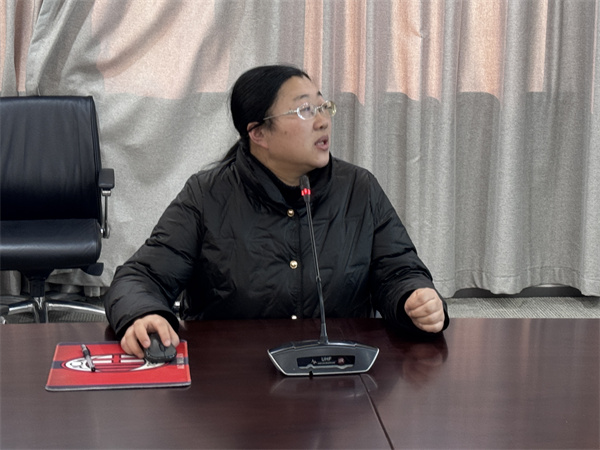 语文组陆霞老师发言.jpg