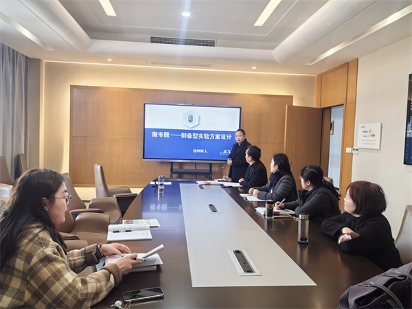化学组专题复习课评课现场.jpg