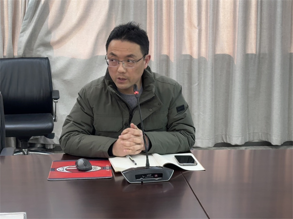 年级组长于锋进行成绩分析.jpg