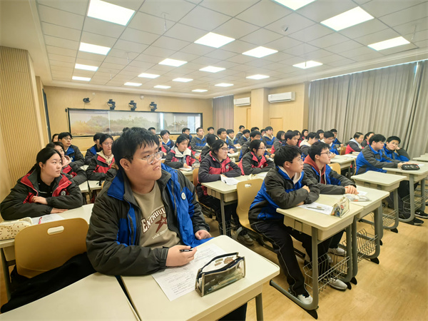 学生听课.jpg