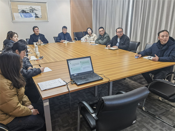 程志华副校长主持研讨会.jpg