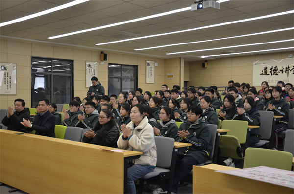 学生代表参加活动.jpg