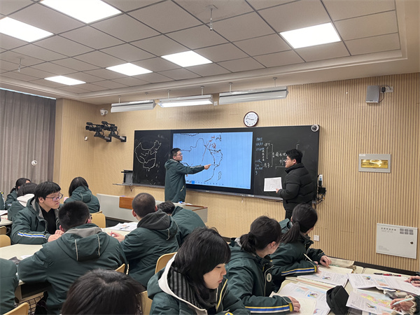 马英鹏老师和学生互动.jpg